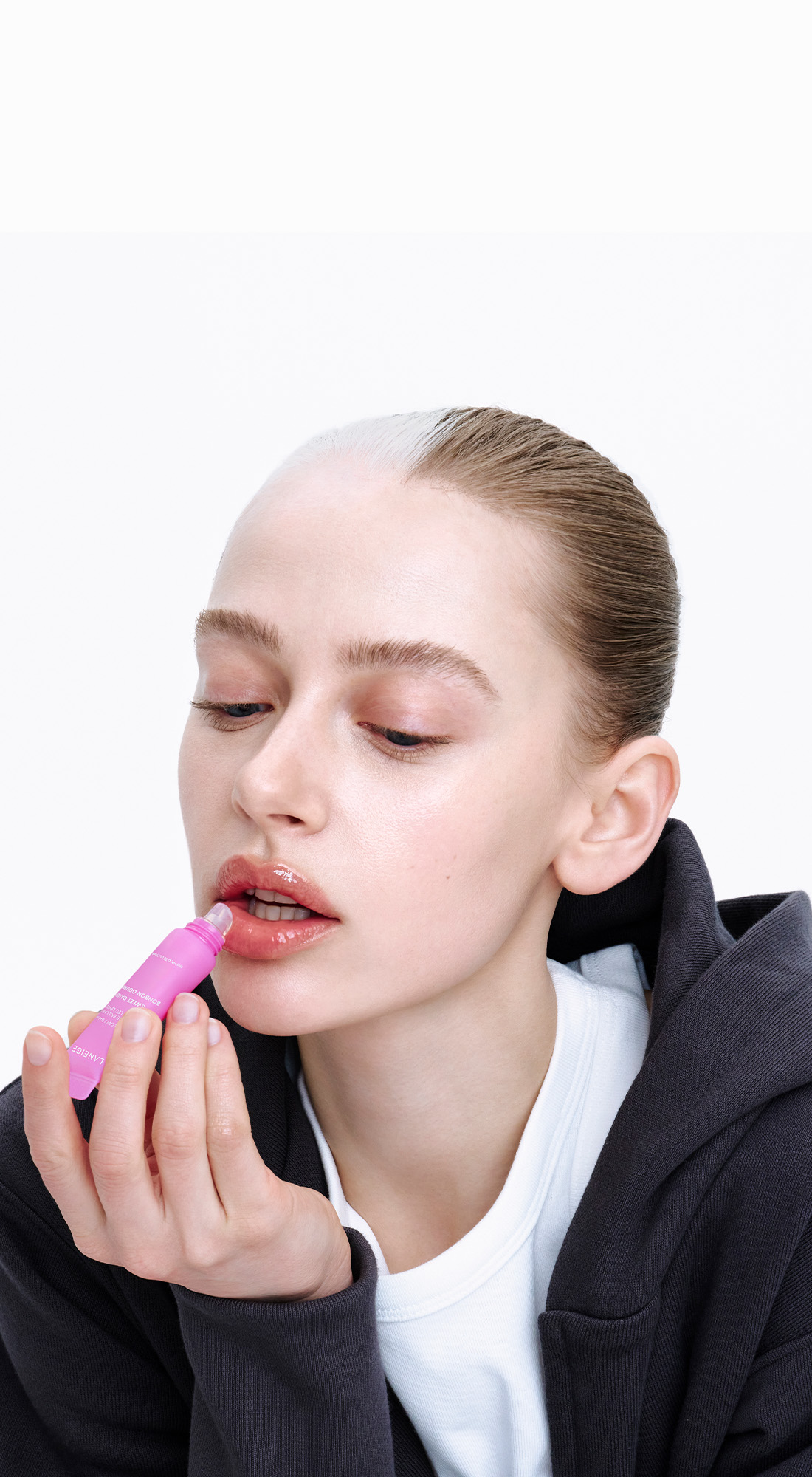 Lip Glowy Balm,User-friendly, built in applicator is designed to match the curve of lips -so you can swipe onanytime, anywhere 