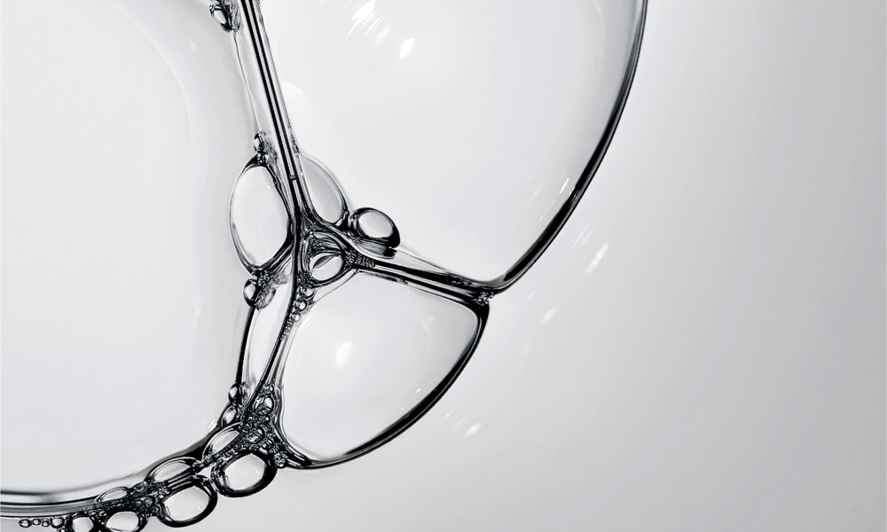 Foam and water bubbles symbolizing Aestura’s gentle cleansing effect	