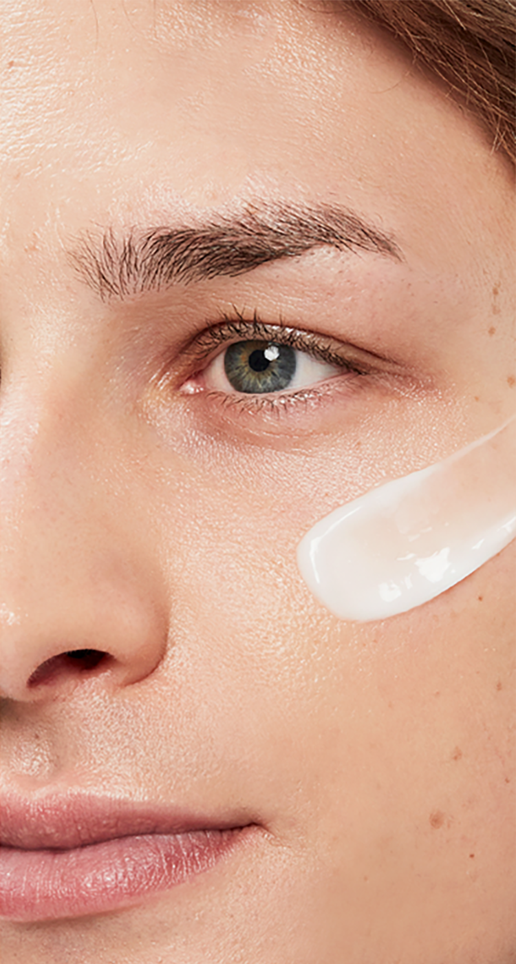 Primer plano de un hombre aplicándose la Aestura ATOBARRIER365 Hydro Soothing Cream debajo del ojo