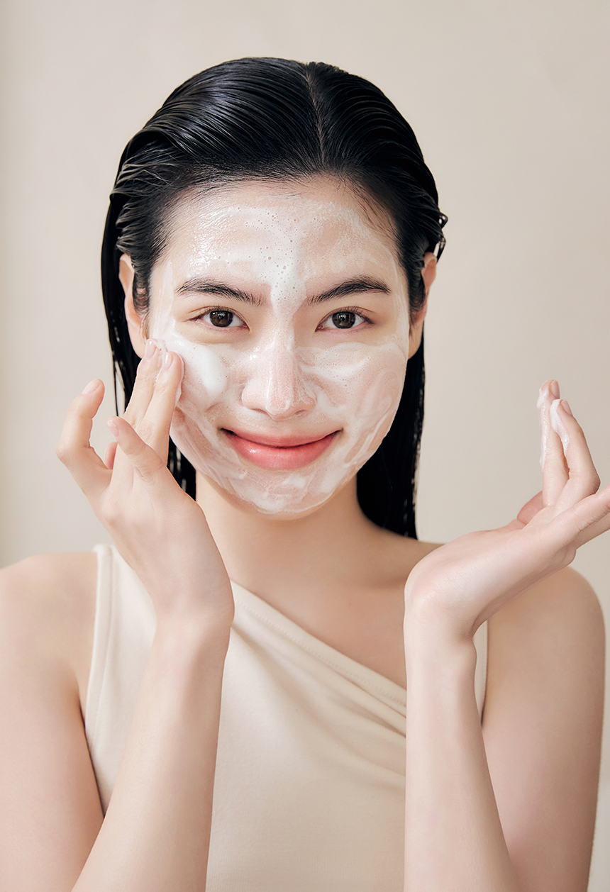 Sulwhasoo,International,<p></p><p></p><p></p><p></p><p></p><p></p><p></p><p></p><p></p><p></p><p></p><p><span style="color: #ffffff">MOISTURE-RICH FOAM</span></p><p><span style="color: #ffffff">WITHOUT SKIN TIGHTNESS</span></p><p><span style="color: #ffffff">AND DRYNESS</span></p>